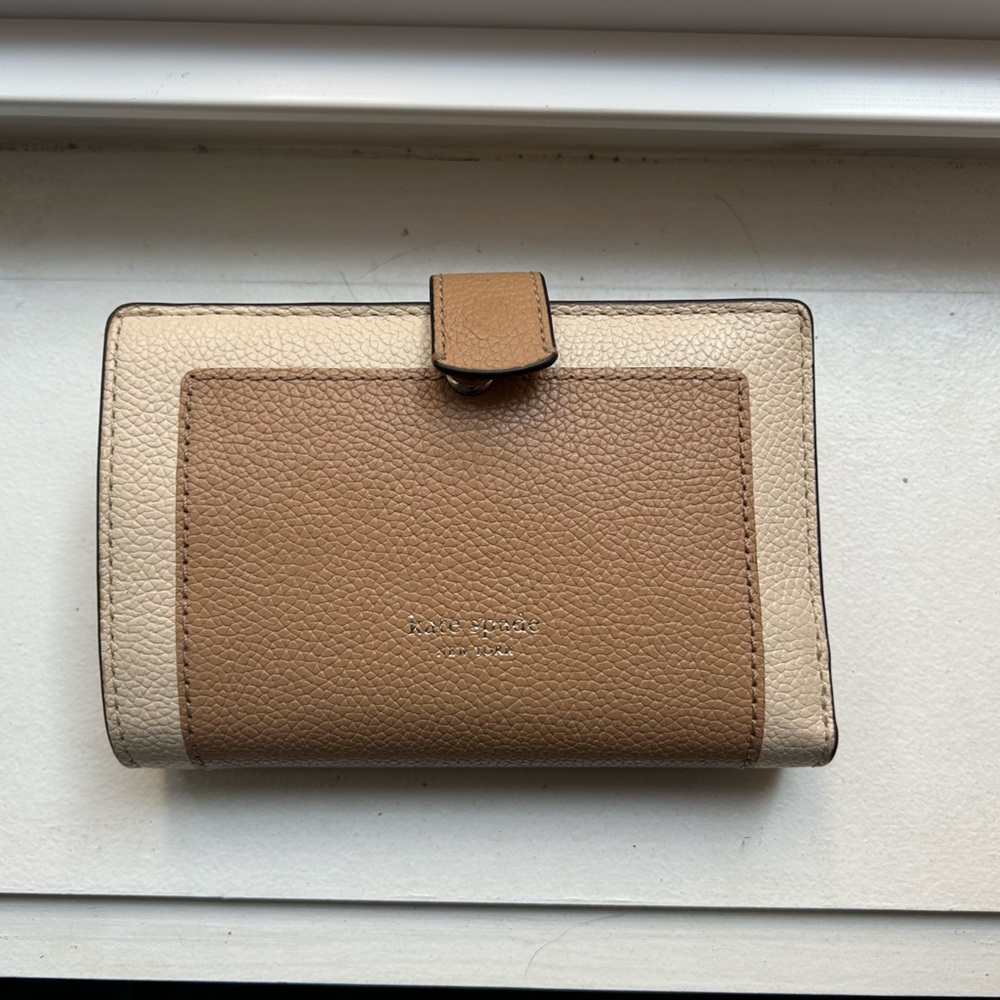 Kate Spade Medium Leila Wallet in nude